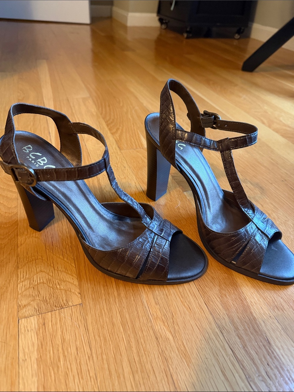 BCBG Brown T-Strap Croc-Embossed Block Heel Sandals